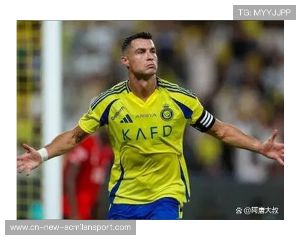 C罗在训练营教孩子如何罚点球，耐心成典范