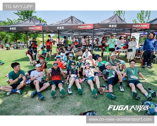 户外障碍越野赛跳跃翻越一气呵成