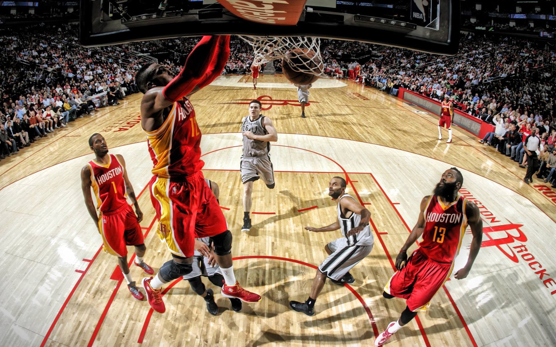 体育科技:苹果 Vision Pro 今日上线 NBA 季后赛专属“场边视角”,支持实时数据叠加。